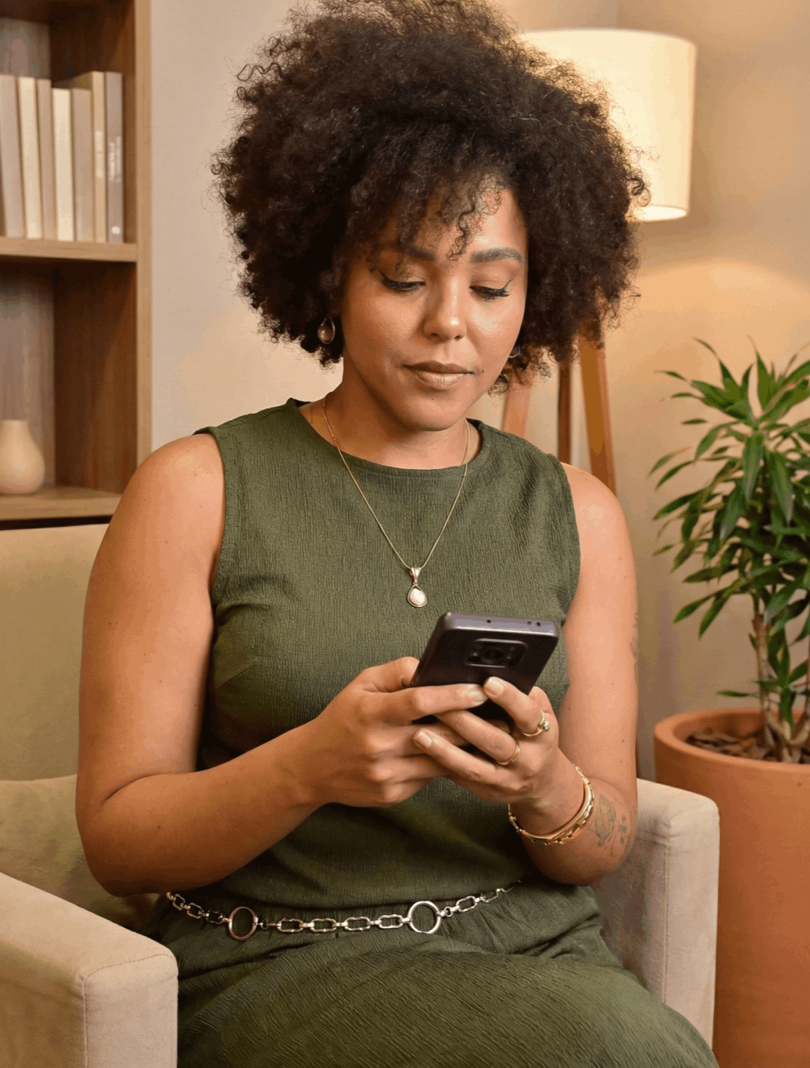 Foto da psicologa Sayonara olhando no celular.